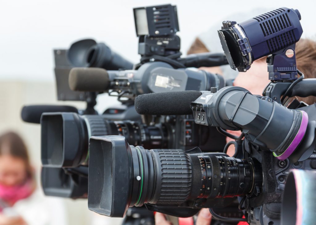 Vorbereitung auf Medienauftritte: Diverse Kameras, nah am Betrachter
